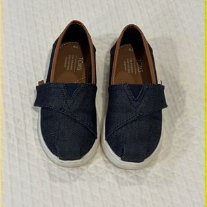 Tom’s tiny Alpargata